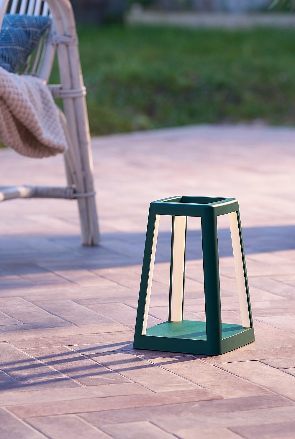 Lantern Portable Lamp With Built-in Wireless Charger - Green