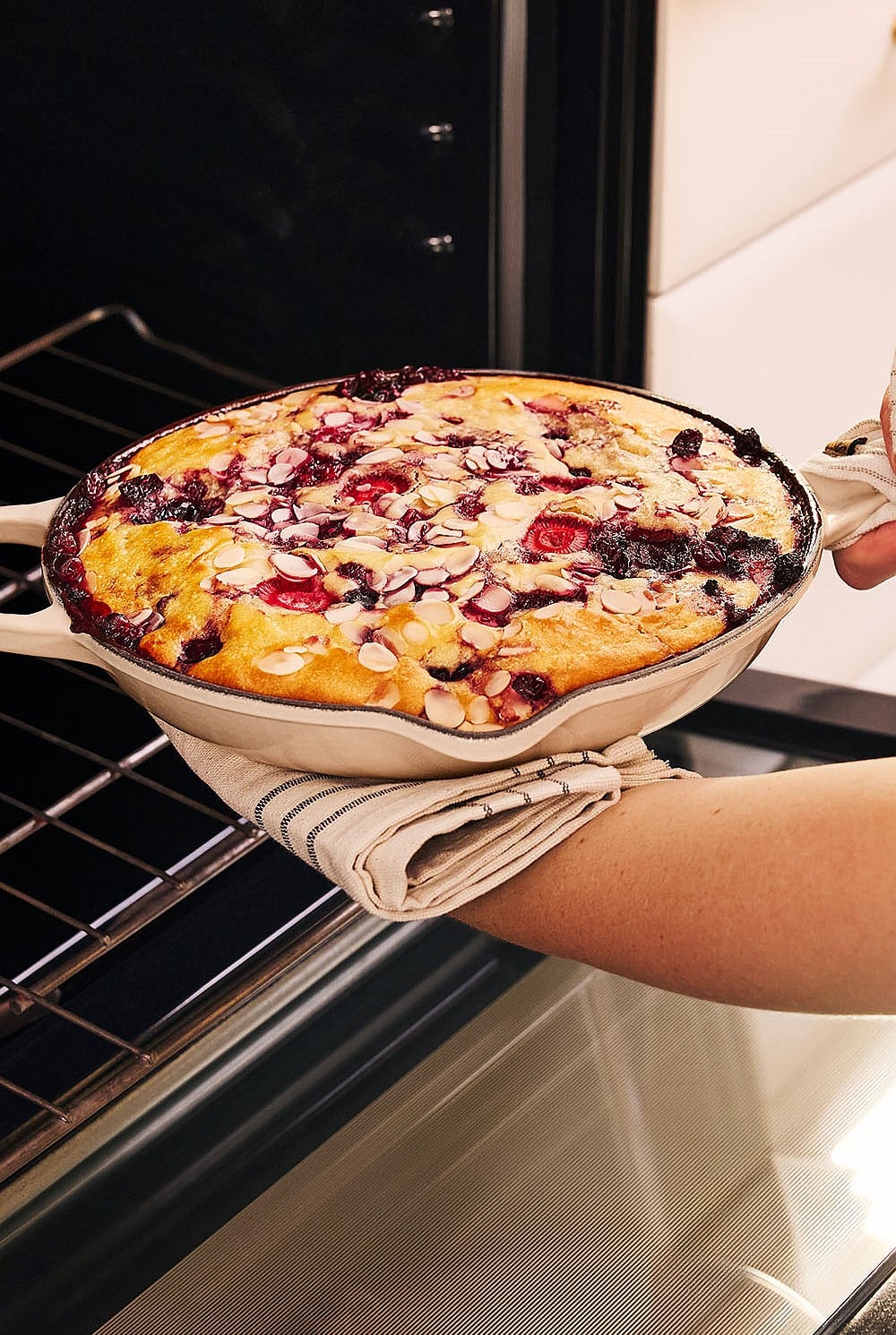 Signature Cast Iron Round Skillet 26cm